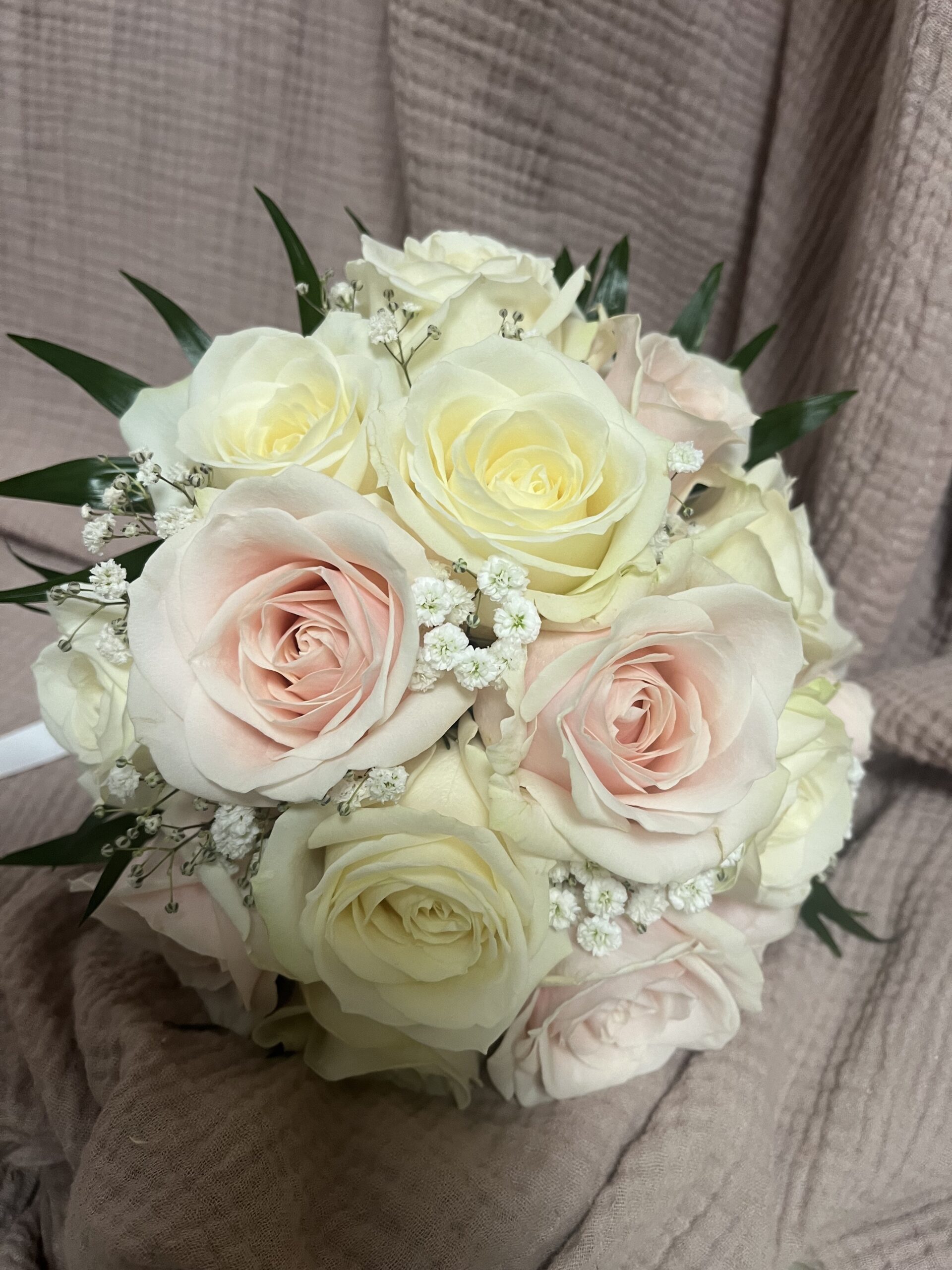 Bouquet mariée Roses nudes et blanches